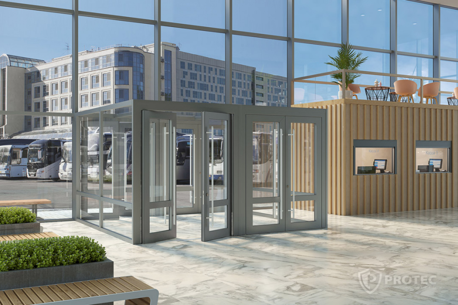 Маятниковые двери на автовокзале